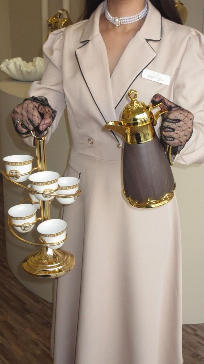 Hostess with gold dallah